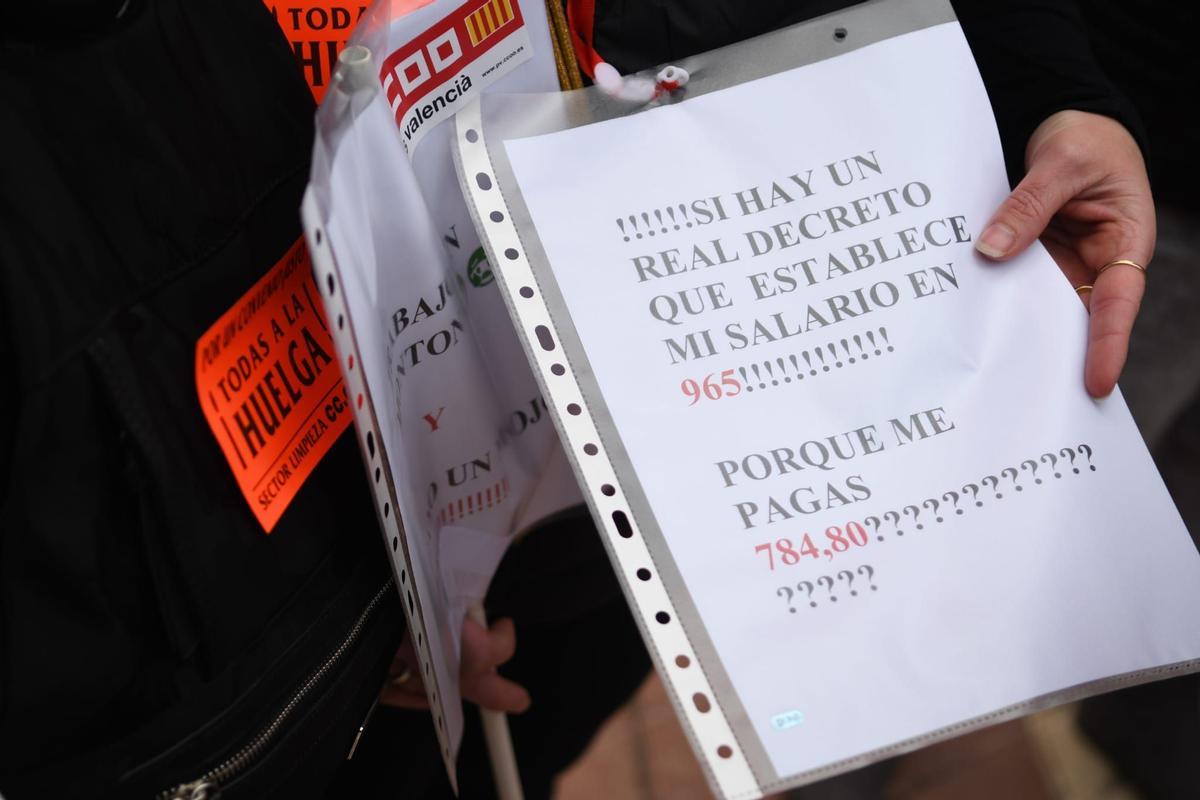 Detalle de uno de los carteles en la manifestación de la protesta de empleadas de limpieza