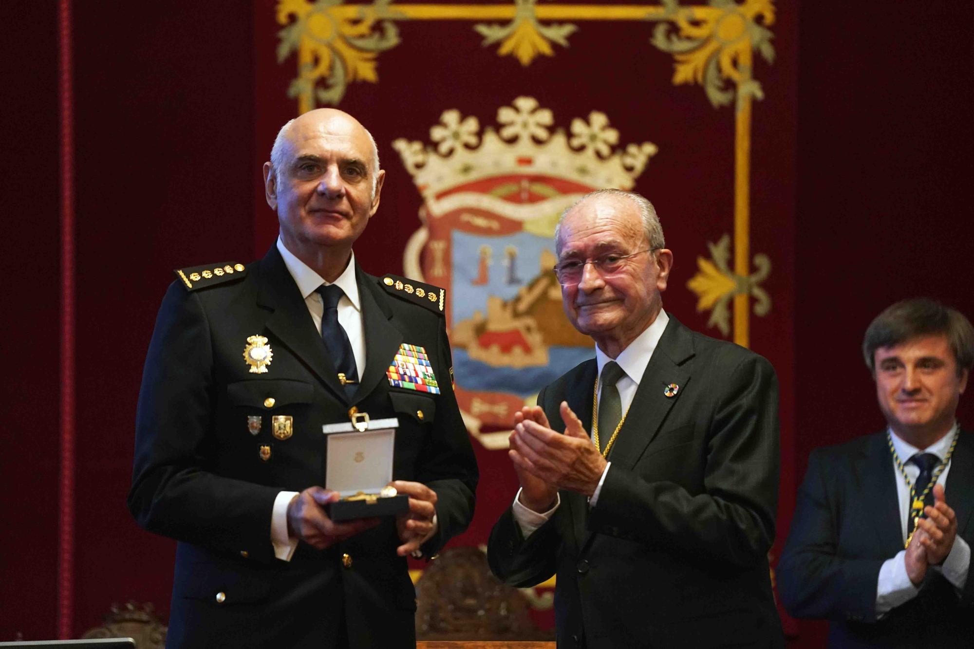 Acto de entrega de la Medalla de la Ciudad y el título de Hija Adoptiva de Málaga a la Comisaría de Policía Nacional.