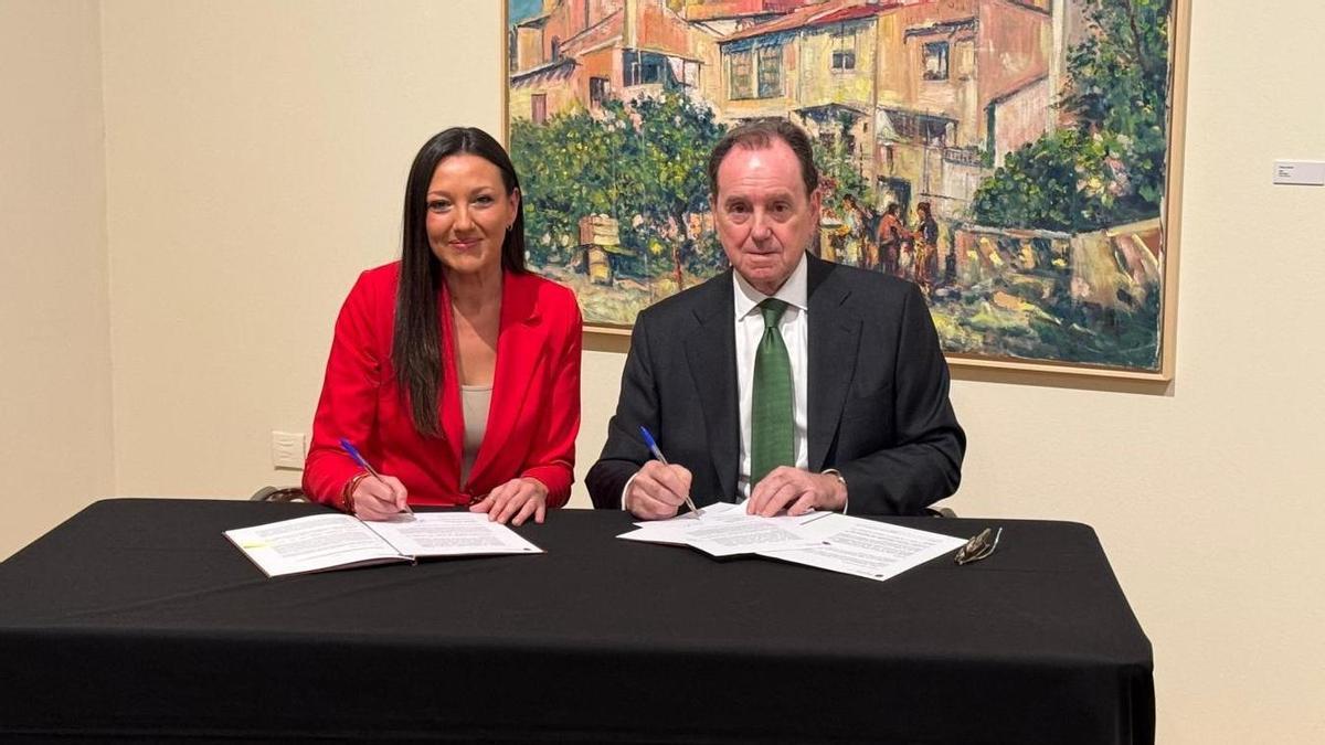 La consejera Carmen Conesa y el presidente de la Fundación Iberdrola, Jaime Alfonsín, en la firma del acuerdo de colaboración.