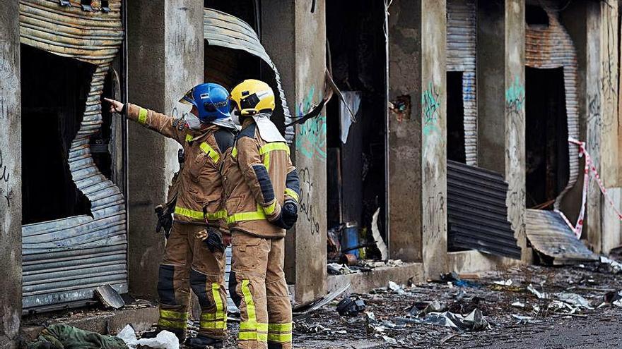 Els Bombers treballant a la zona afectada per l’incendi.