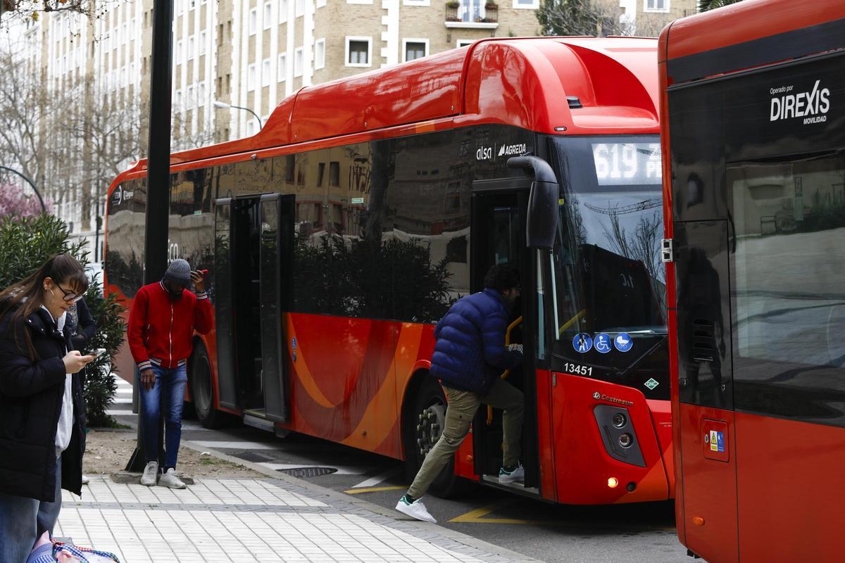 Pasajeros subiendo y bajando del bus metropolitano de la línea 619, que conecta Zaragoza con Alagón y Pedrola.