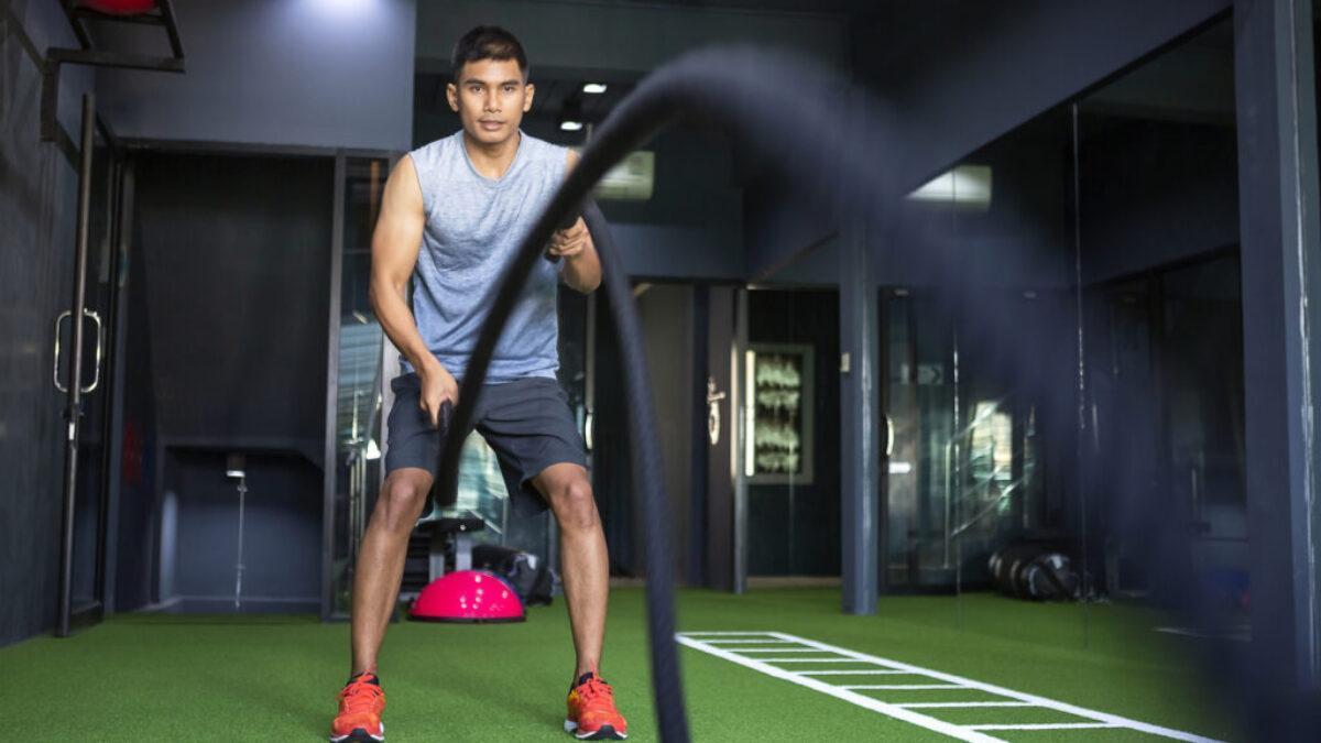Un hombre haciendo HIIT