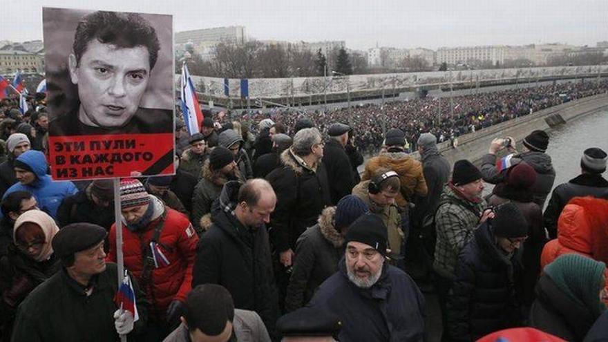 Decenas de miles de personas salen a la calle en Moscú en memoria de Nemtsov