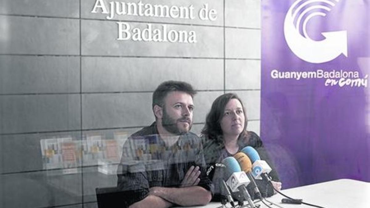 Jose Téllez y Laia Sabater, durante su intervención, en el acceso al Ayuntamiento de Badalona, ayer.