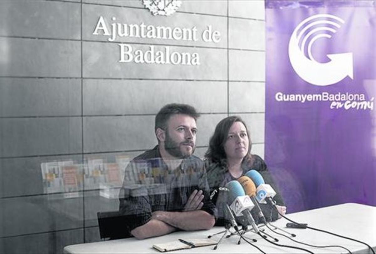 Jose Téllez i Laia Sabater, durant la seva intervenció, en l’accés a l’Ajuntament de Badalona, ahir. Jose Téllez i Laia Sabater, durant la seva intervenció, en l’accés a l’Ajuntament de Badalona, ahir.