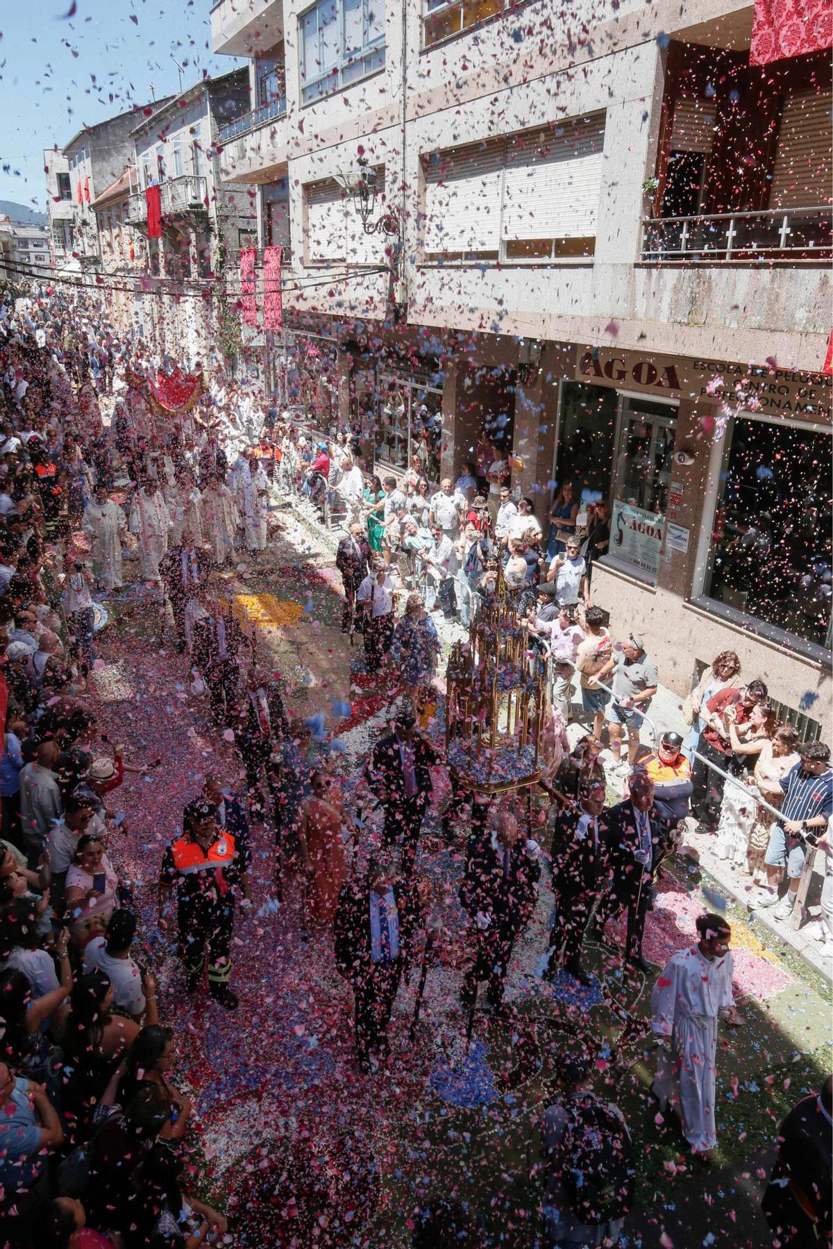 Ponteareas celebra la procesión del Corpus Christi con 35 alfombras florales Ponteareas celebra la procesión del Corpus Christi con 35 alfombras florales
