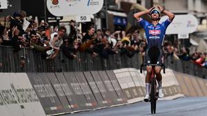 Mathietu van der Poel celebra el triunfo en la Milán-San Remo