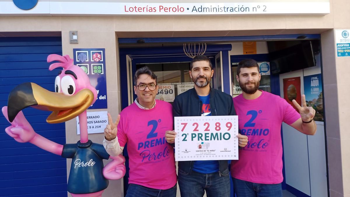 Los administradores de El Perolo, en San Pedro, festejan este viernes el segundo premio vendido en su administración.