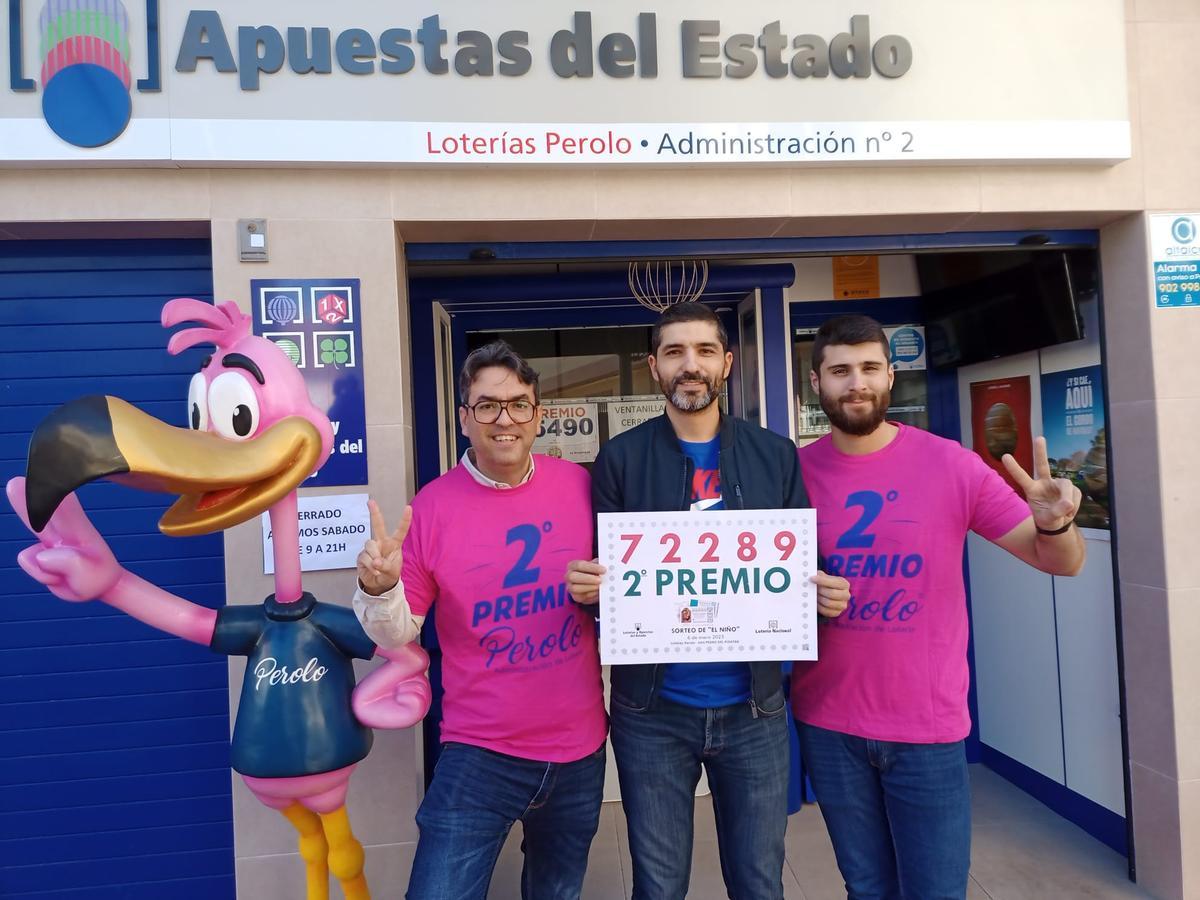 Los administradores de El Perolo, en San Pedro, festejan este viernes el segundo premio vendido en su administración.