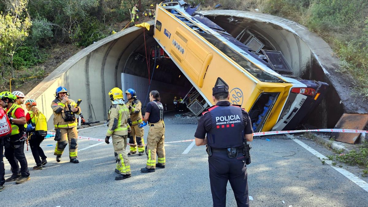 Bombers, SEM i Mossos treballant a l'autobús bolcat en un túnel a la C-32