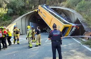 Un aparatós accident d'un autobús en un túnel de Pineda talla la C-32