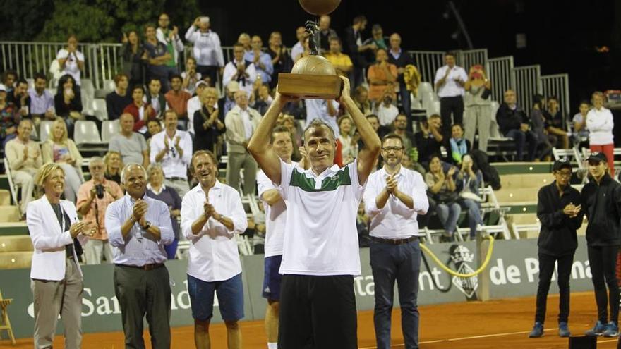 Alex Corretja levanta el trofeo de campeón de la primera edición de la Legends Cup disputada en las pistas del Palma Sport &amp; Tennis Club. Competición en la que participó sustituyendo al lesionado Carlos Moyá.