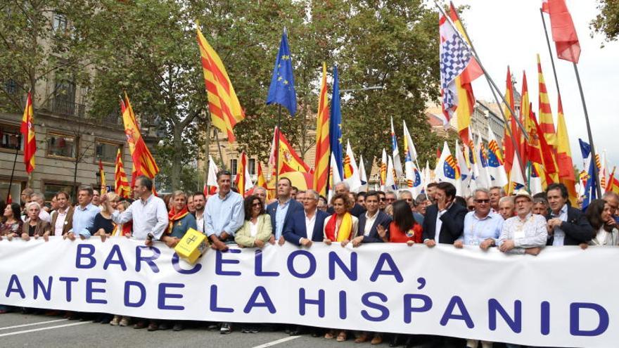 Els manifestants per la unitat d&#039;Espanya es concentren al mig de Barcelona pel 12-O