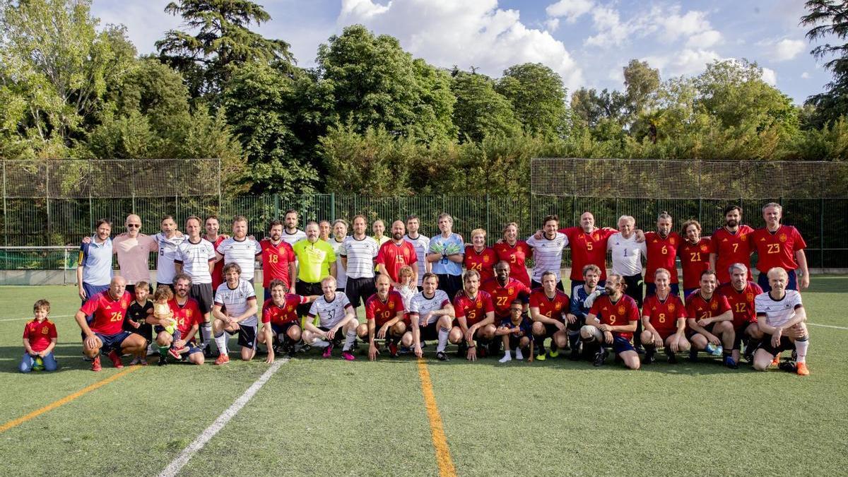 Foto de familia de las selecciones de fútbol de escritores de Alemania y España en Madrid.