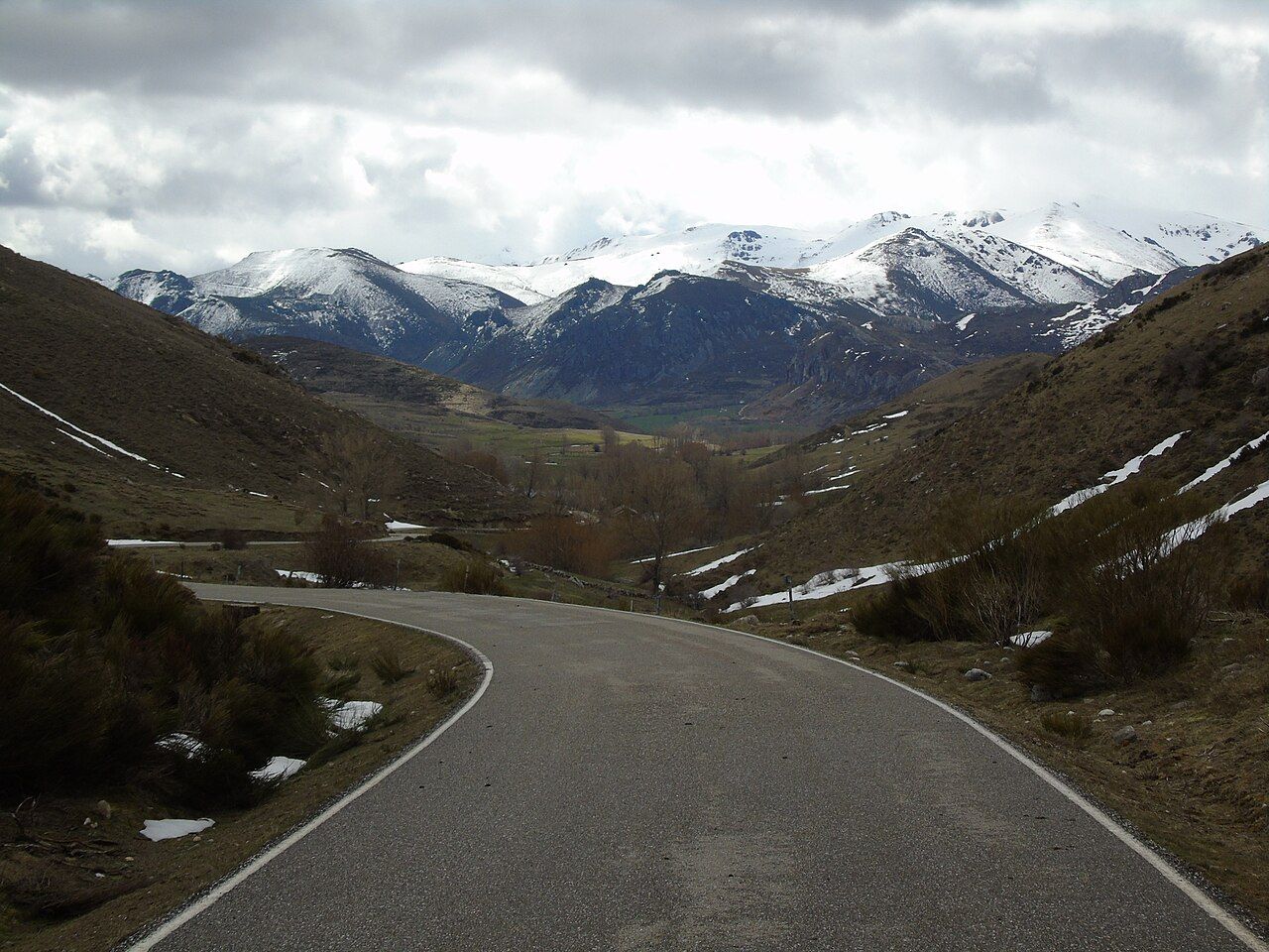 La carretera que conduce a la Laguna de Babia en Cabrillanes
