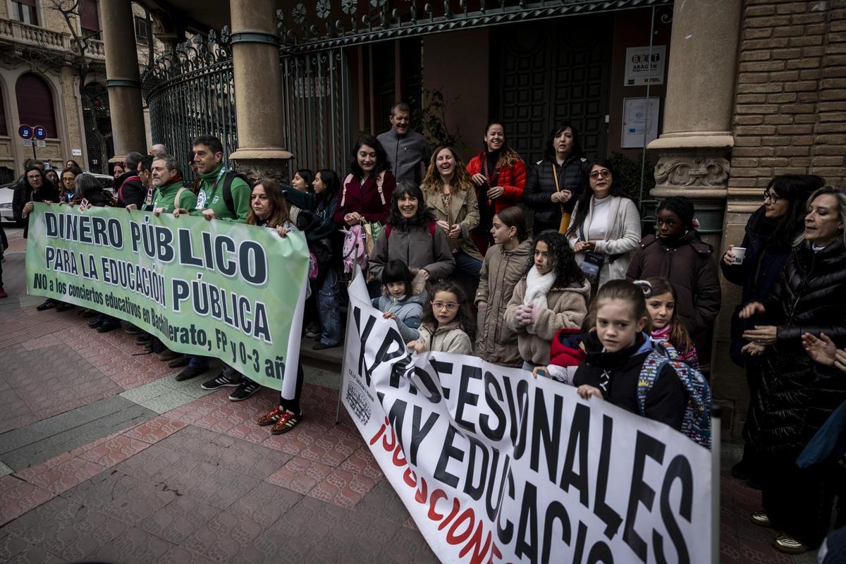 Concentración en defensa de la escuela pública en el colegio Gascón y Marín de Zaragoza, este miércoles. Concentración en defensa de la escuela pública en el colegio Gascón y Marín de Zaragoza, este miércoles.