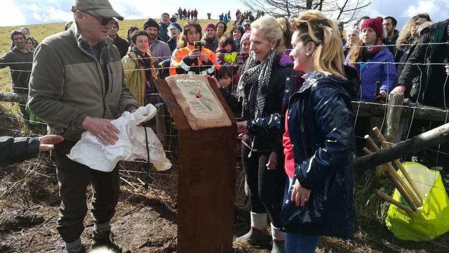 Tolo Cortina, Loli García y Laura Cortina descubren la placa en memoria de Amable Vallina.