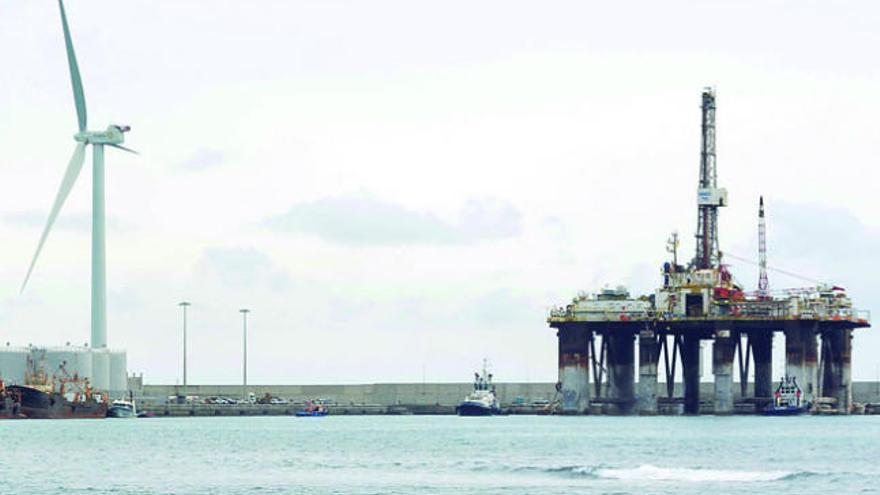 Un aerogenerador y una plataforma petrolífera en el puerto de Arinaga. | y. socorro