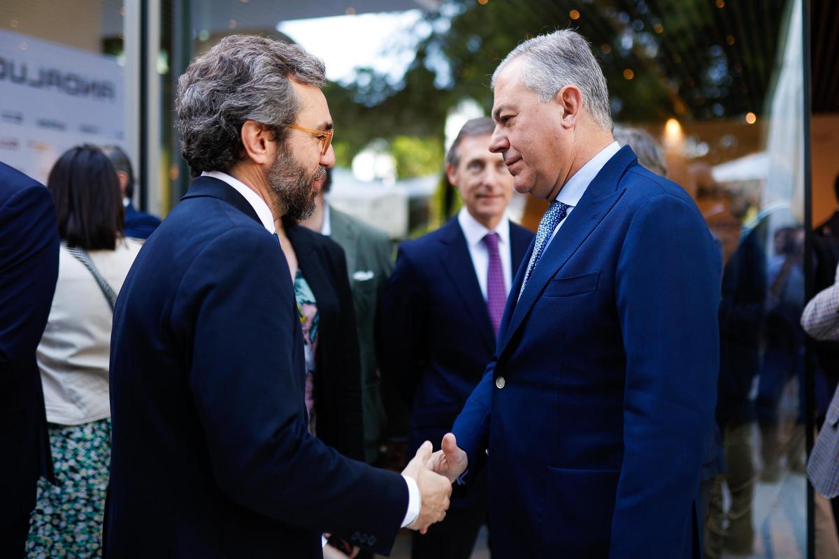 Aitor Moll, consejero delegado de Prensa Ibérica, saludando a José Luis Sanz Ruiz, alcalde de Sevilla