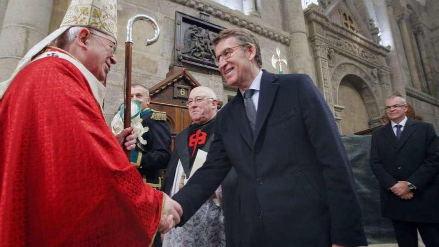 Feijóo saluda al arzobispo de Santiago, Julián Barrio, en la Ofrenda al Apóstol. // Xoán Álvarez