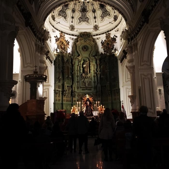 Cientos de malagueños acuden a rendirle devoción al Cristo de Medinaceli pese a la lluvia.