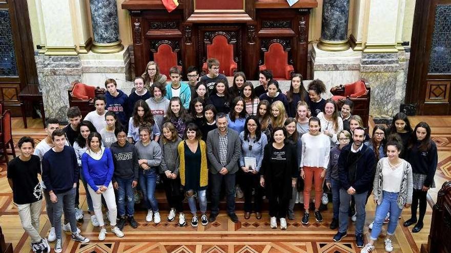 Alumnos de Nantes conocen el Palacio municipal