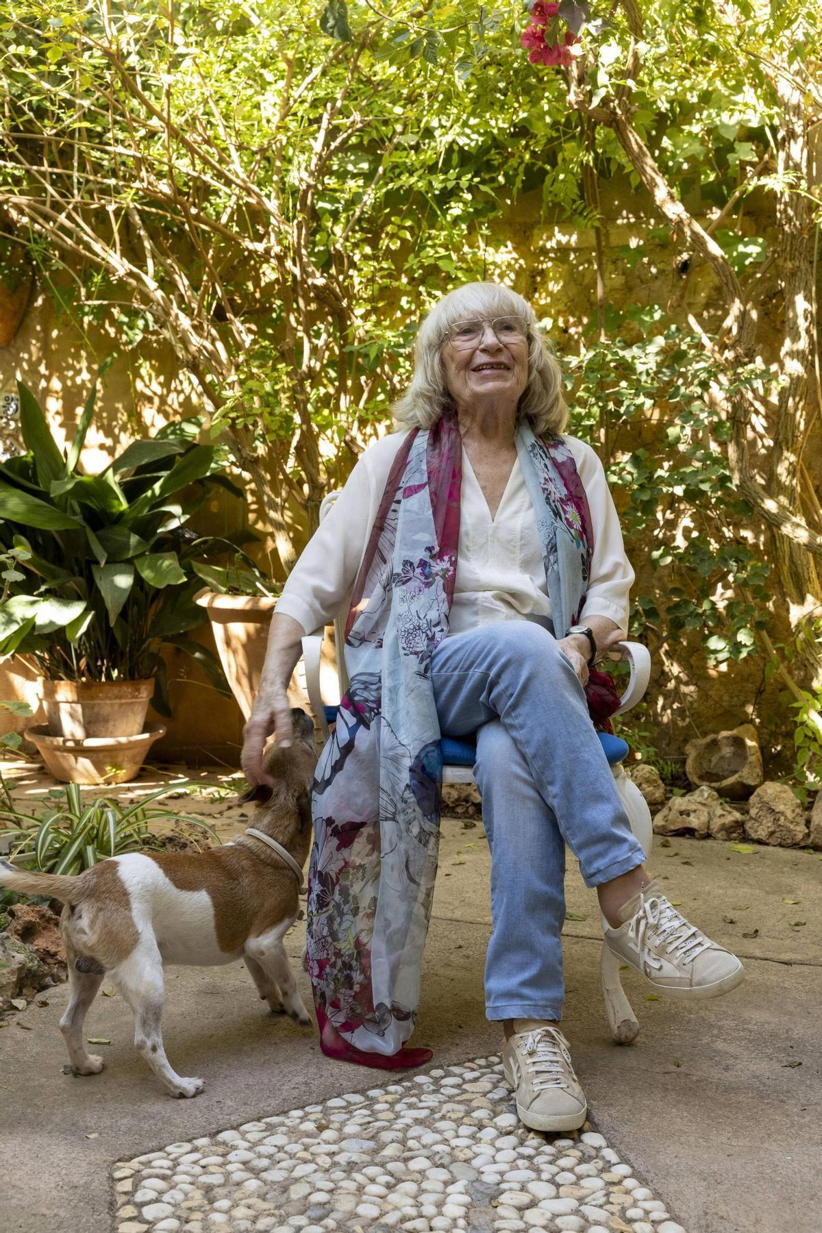 Antònia Vicens, en el patio de su casa, con su perro Lord.