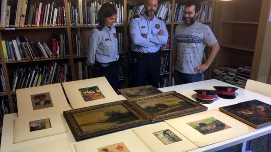 Els Mossos fent donació dels quadres al Museu de l&#039;Empordà