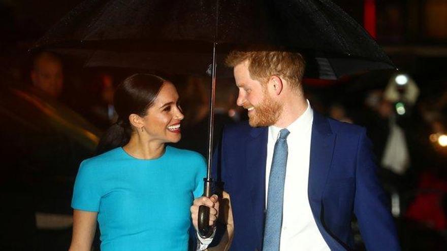 El príncipe Enrique y Meghan, abucheados en su regreso a Londres