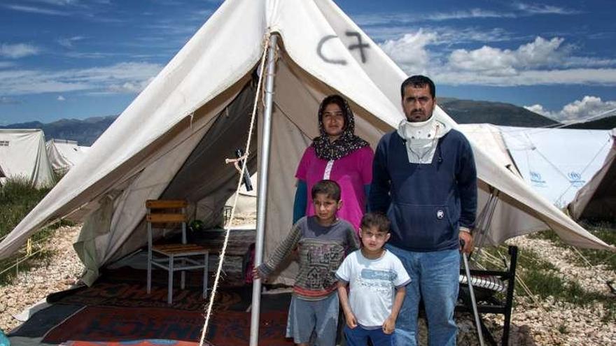 Mudafar y Ahmed, en su tienda de campaña, en Katsikas.