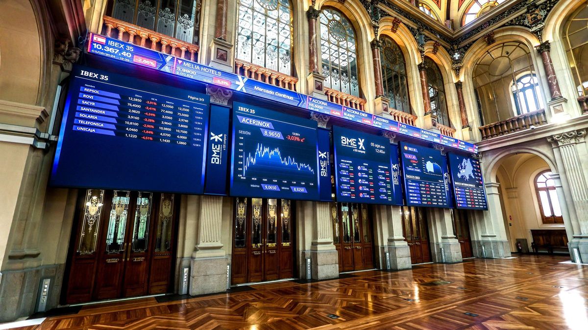 Vista general de paneles del Ibex 35 en el Palacio de la Bolsa de Madrid.