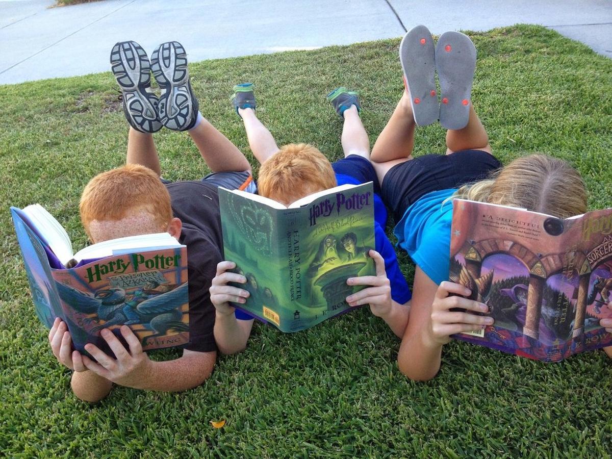 Niños leyendo