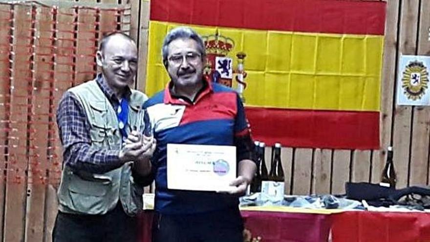 Chema, con la elástica del club zamorano, recibe su premio como ganador en tierras leonesas.