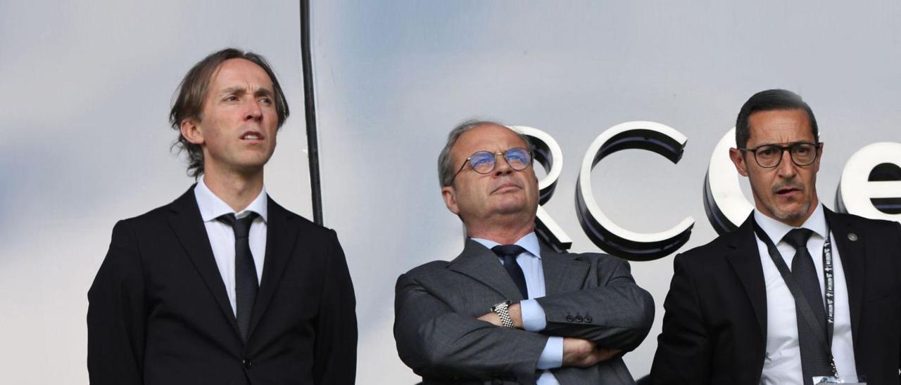 Antonio Chaves, Luis Campos y Juan Carlos Calero, en el palco de Balaídos durante un partido  del Celta.   | // RICARDO GROBAS