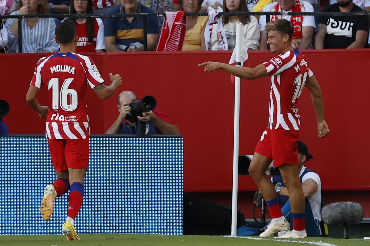 El centrocampista del Atlético de Madrid Marcos Llorente (d) celebra su gol, primero del equipo ante el Sevilla FC, durante el partido de la jornada 7 de LaLiga que se jugó en el estadio Sánchez-Pizjuán, en Sevilla. EFE/Julio Muñoz