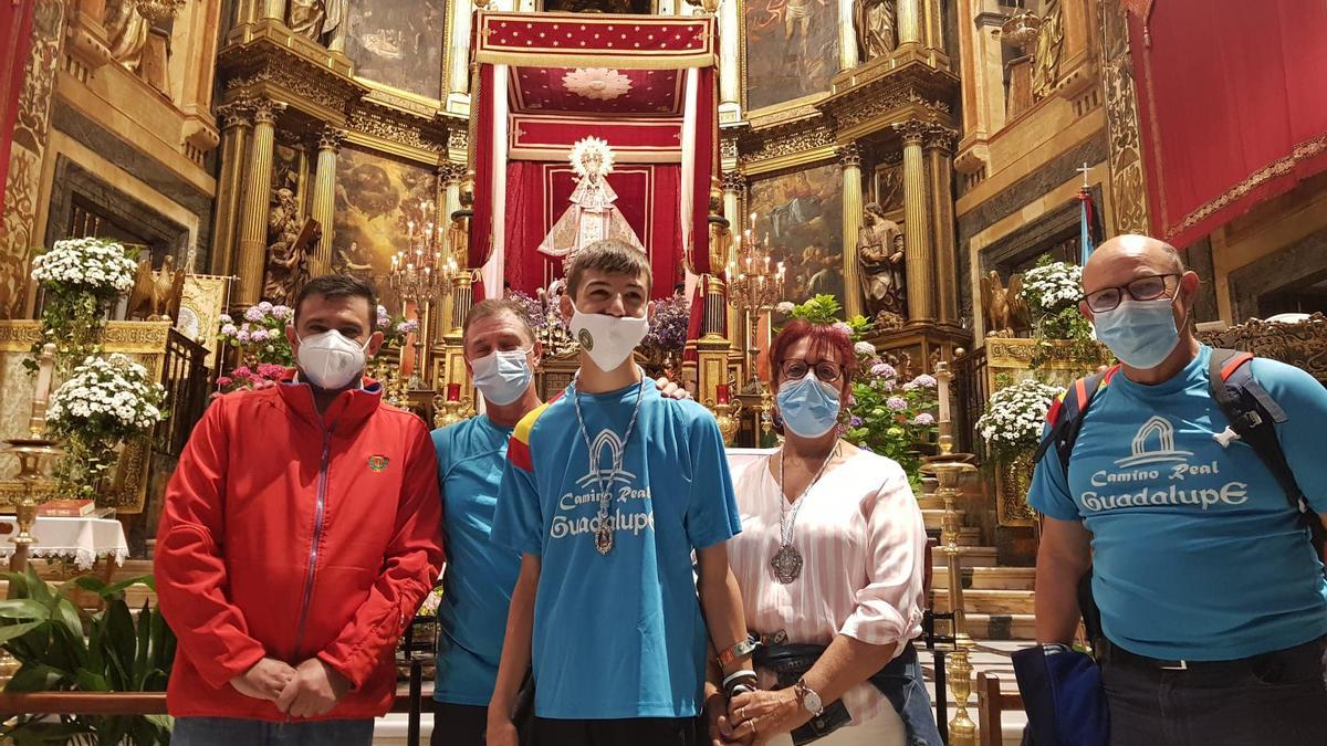 El joven Álvaro Calvente, junto a familiares y el alcalde de Guadalupe en el Real Monasterio.