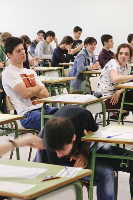 Alumnos se examinan de la PAU en Gijón