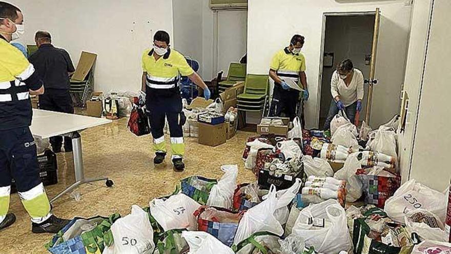 Miembros de la brigada recogen los alimentos.