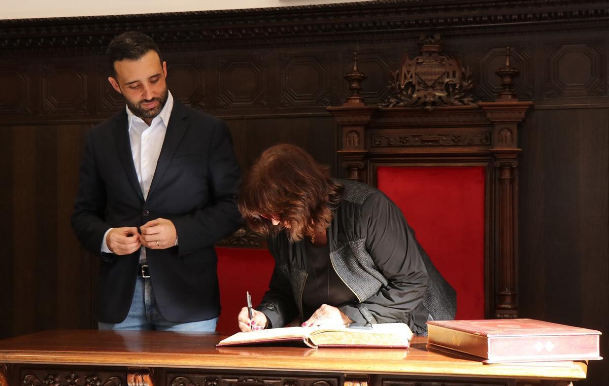 Firma del libro de honor del Ayuntamiento de Sagunt por parte de Verònica Cantó.