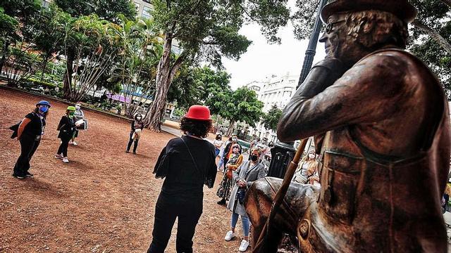 Una guía turística, en la plaza del Príncipe, durante la ruta del Carnaval, hace unos días.