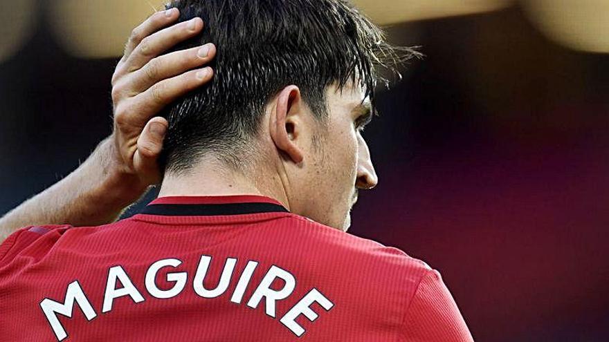 Maguire se frota la cabeza.