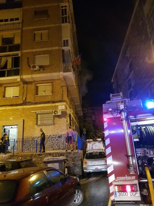 Intervención de los bomberos en el Pasaje Mirageráneos.