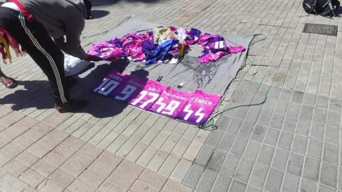 Camisetas nazis en S'Arenal: todavía se venden y las del "Führer" son las más caras