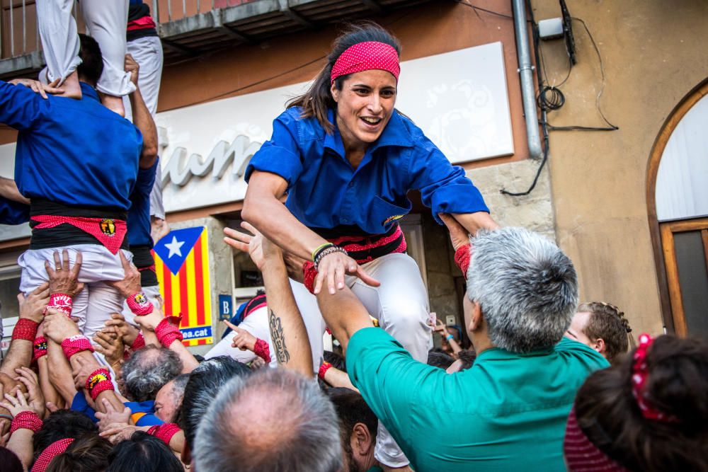 Els castellers de Berga descarreguen la primera construcció de vuit pisos