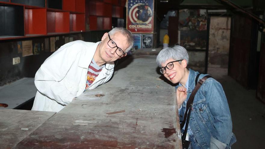 Moncho Solórzano y Laura Solano, en la barra del antiguo ‘pub’ Lautrec. | Iago López
