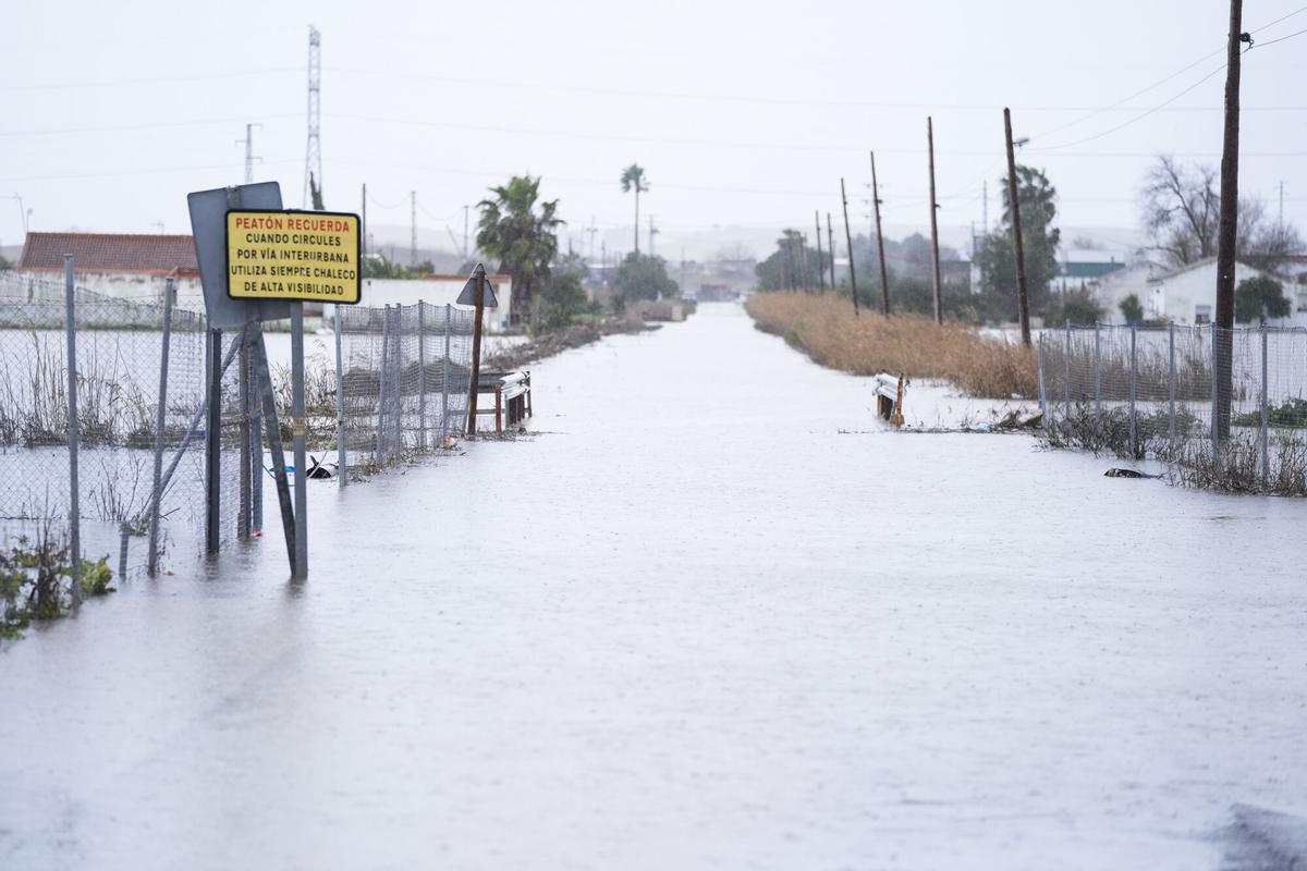 Imágenes desbordamientos en El Palmar de Troya este sábado 7 de febrero.