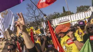 Milers de professors col·lapsen el centre de BCN en una nova protesta històrica