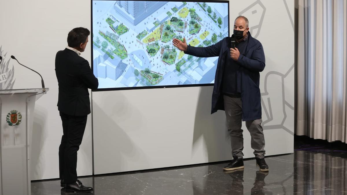 El concejal de Urbanismo, Víctor Serrano, en la presentación de un proyecto.