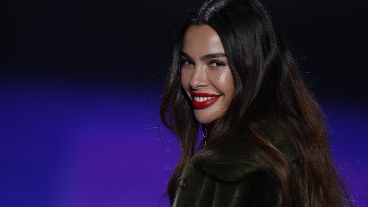 La modelo Joana Sanz, mujer del futbolista Dani Alves, luce las creaciones de la firma Lola Casademunt en la de Mercedes-Benz Fashion Week Madrid.