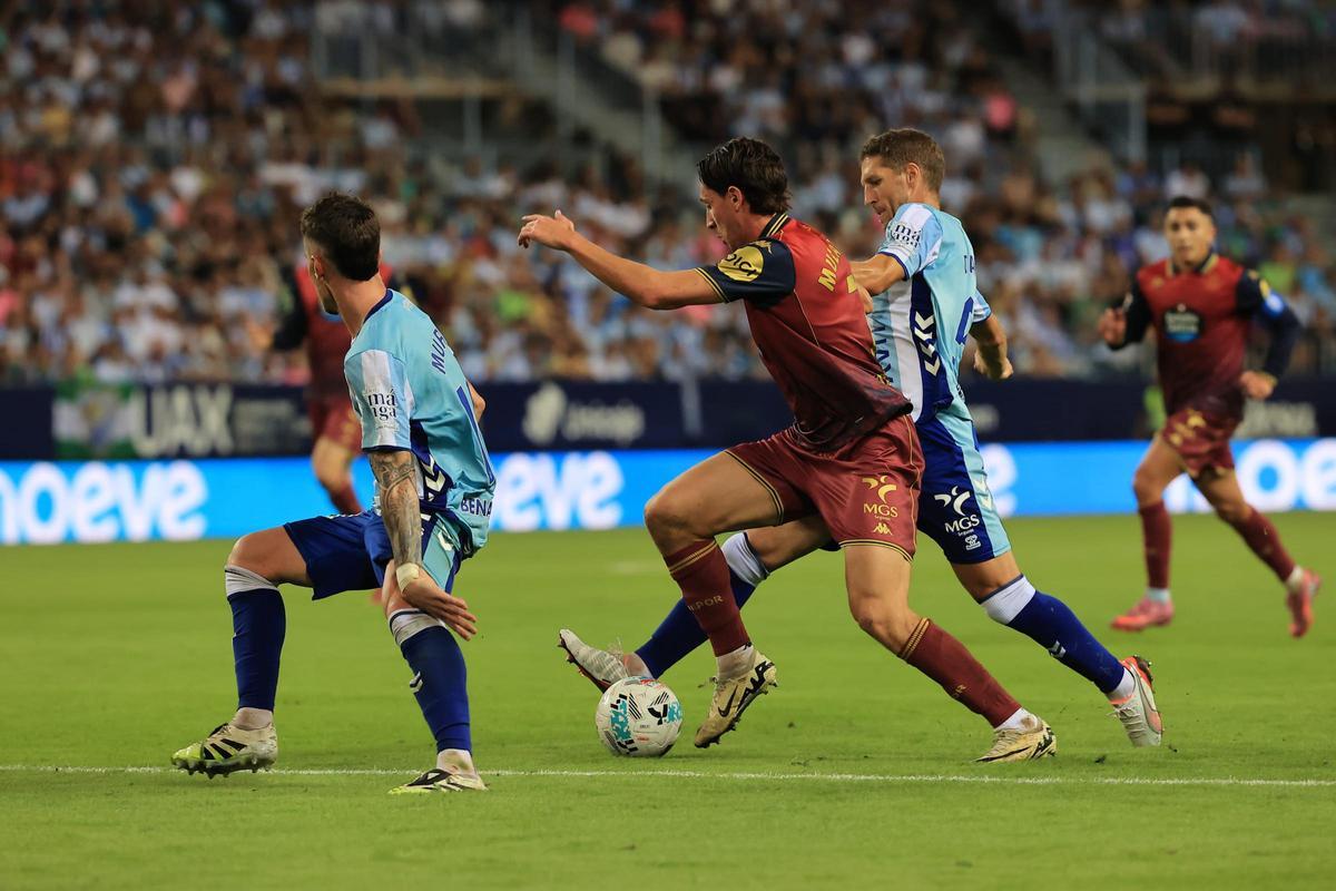 Mulattieri encara a dos jugadores del Málaga en el partido de la primera vuelta en La Rosaleda.